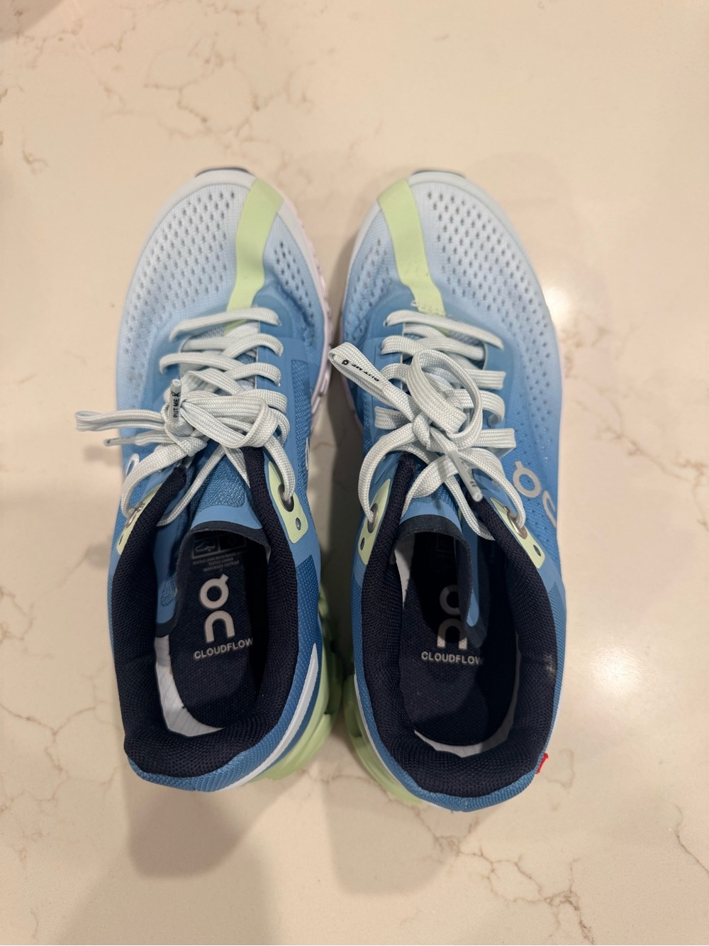 On Running womans Cloudflow Sneakers in Light Blue and Lime Accent sz 5.5